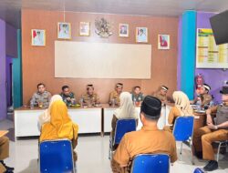 Bhabinkamtibmas Polsek Kronjo : Hadiri Monitoring dan Evaluasi APBDes Triwulan II Desa Mekar Baru