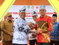 Zulfahrianto,Kepala Desa Sontang Sekaligus Ketua DPD APDESI Provinsi Riau Terima Penghargaan dari Bupati Rokan Hulu