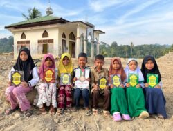 *Rumah Zakat Salurkan 40 Paket Al-Qur’an dan 29 Paket Iqro untuk Anak-anak Penyintas Banjir di Desa Hutagodang, Tapanuli Selatan*