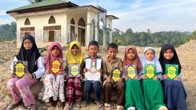 *Rumah Zakat Salurkan 40 Paket Al-Qur’an dan 29 Paket Iqro untuk Anak-anak Penyintas Banjir di Desa Hutagodang, Tapanuli Selatan*