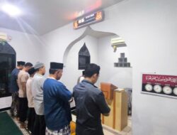 Personel Polsek Cikupa : Laksanakan Sholat Isya dan Tarawih Berjamaah di Mushola Al Muttaqin