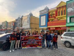 Unit I Koti Pemuda Pancasila Bagikan Takjil di Simpang Tabek Gadang Panam