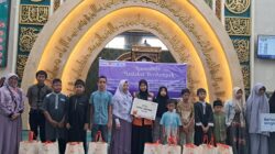Rumah Zakat dan Salimah PW Riau Salurkan Paket Kado Lebaran Yatim di Masjid Agung Ar-Rahman