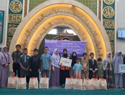 Rumah Zakat dan Salimah PW Riau Salurkan Paket Kado Lebaran Yatim di Masjid Agung Ar-Rahman