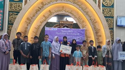Rumah Zakat dan Salimah PW Riau Salurkan Paket Kado Lebaran Yatim di Masjid Agung Ar-Rahman