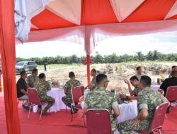 Pastikan Berjalan Baik, Danrem 031/WB Brigjen TNI Dr. Agustatius Sitepu Dampingi Pangdam XIX/TT Kunjungi Pembangunan Korem 031/WB