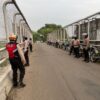 Amankan Bus Massa Buruh : Satsamapta Polresta Tangerang Patroli JPO