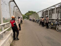 Amankan Bus Massa Buruh : Satsamapta Polresta Tangerang Patroli JPO