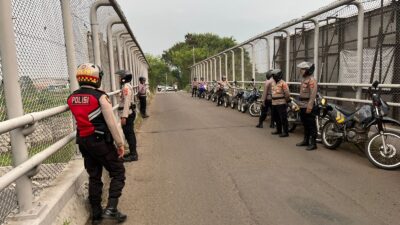 Amankan Bus Massa Buruh : Satsamapta Polresta Tangerang Patroli JPO