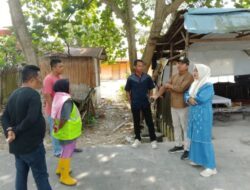 Jumat Bersih, Lurah Meranti Pandak Turun Langsung Tinjau Pembersihan Drainase di RW 05
