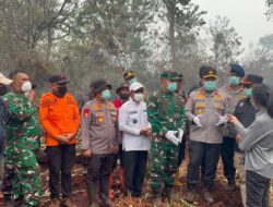 Medan Berat Tak Surutkan Langkah, Kodam XIX/TT Bersama Tim Gabungan Kendalikan Karhutla di Kerumutan